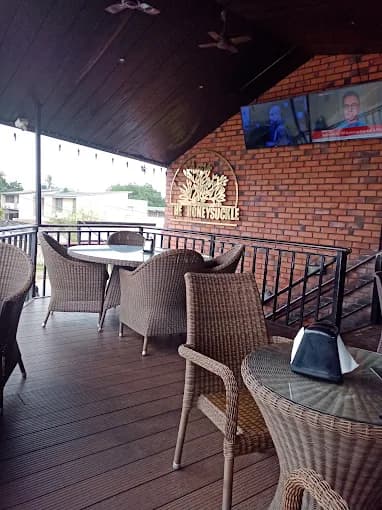 The Honeysuckle Pub & Restaurant - Labone 2